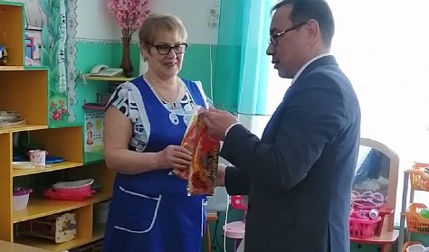 Депутаты ЗС поздравили оренбурженок 